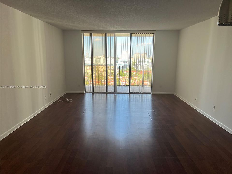 For Rent: $2,150 (1 beds, 1 baths, 1060 Square Feet)