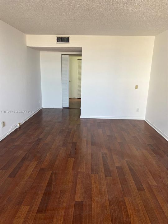 For Rent: $2,150 (1 beds, 1 baths, 1060 Square Feet)