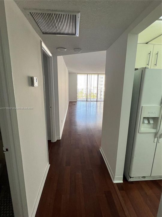 For Rent: $2,150 (1 beds, 1 baths, 1060 Square Feet)