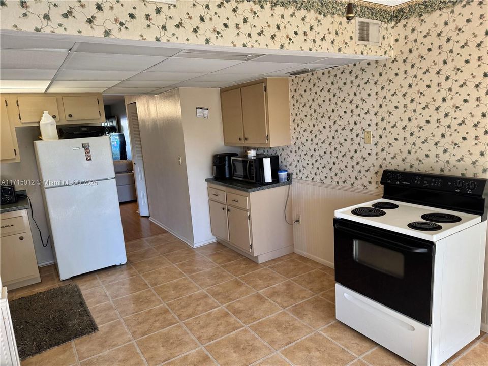 For Sale: $180,000 (2 beds, 2 baths, 1050 Square Feet)