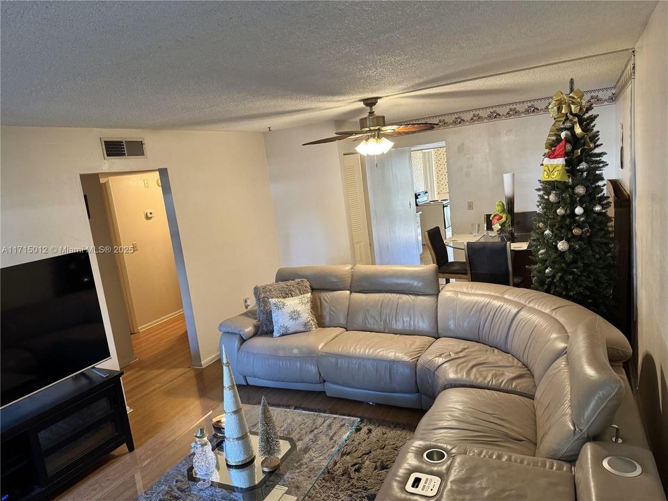 For Sale: $180,000 (2 beds, 2 baths, 1050 Square Feet)