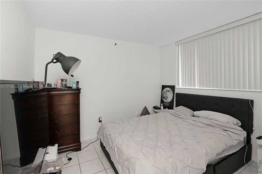 For Sale: $276,500 (1 beds, 1 baths, 706 Square Feet)