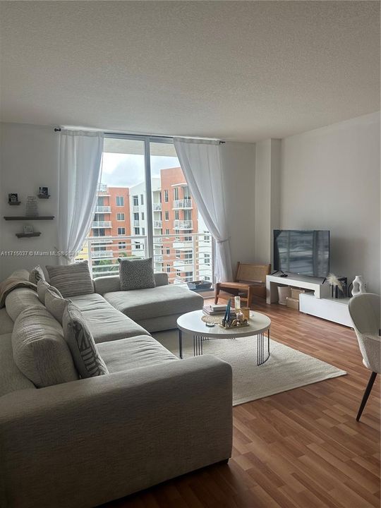 For Rent: $2,400 (1 beds, 1 baths, 841 Square Feet)