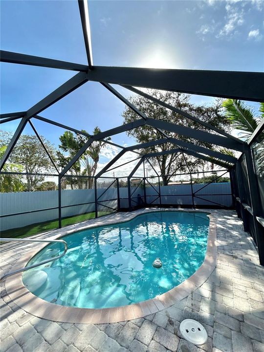 合同活跃: $3,200 (3 贝兹, 2 浴室, 1133 平方英尺)