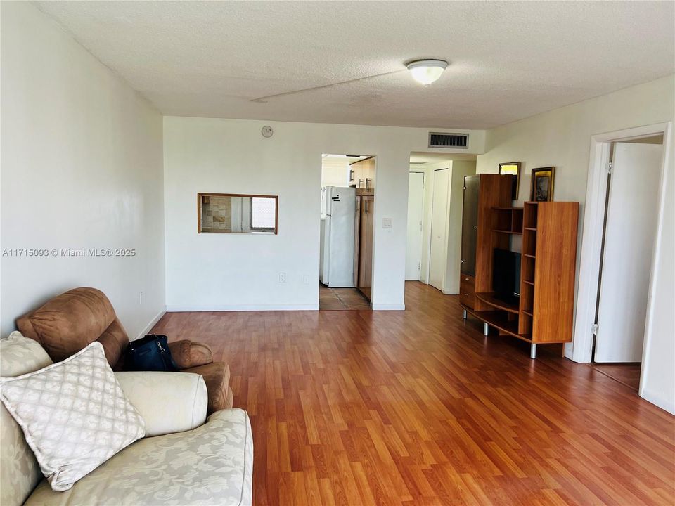 For Rent: $1,850 (1 beds, 1 baths, 768 Square Feet)