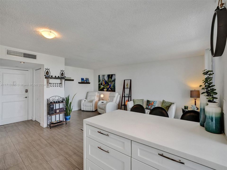 For Sale: $469,900 (2 beds, 2 baths, 1000 Square Feet)