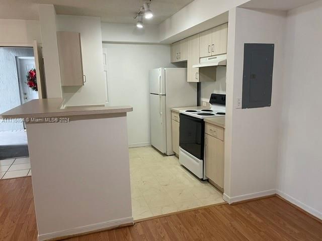 For Rent: $1,875 (1 beds, 1 baths, 742 Square Feet)