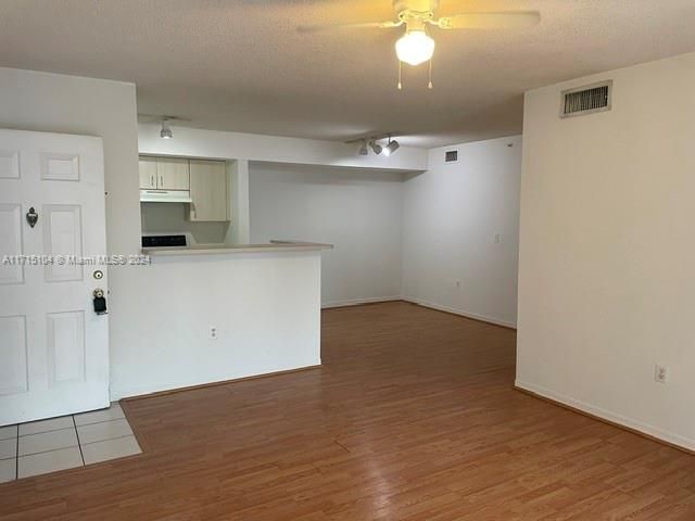 For Rent: $1,875 (1 beds, 1 baths, 742 Square Feet)