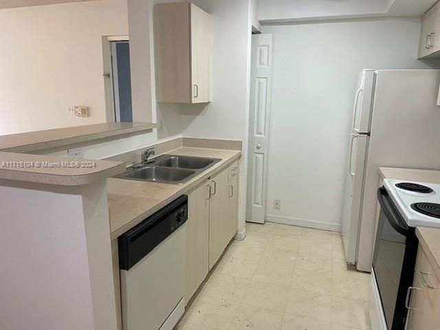 For Rent: $1,875 (1 beds, 1 baths, 742 Square Feet)