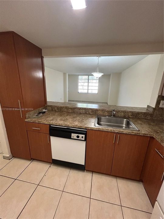 For Rent: $1,600 (1 beds, 1 baths, 820 Square Feet)