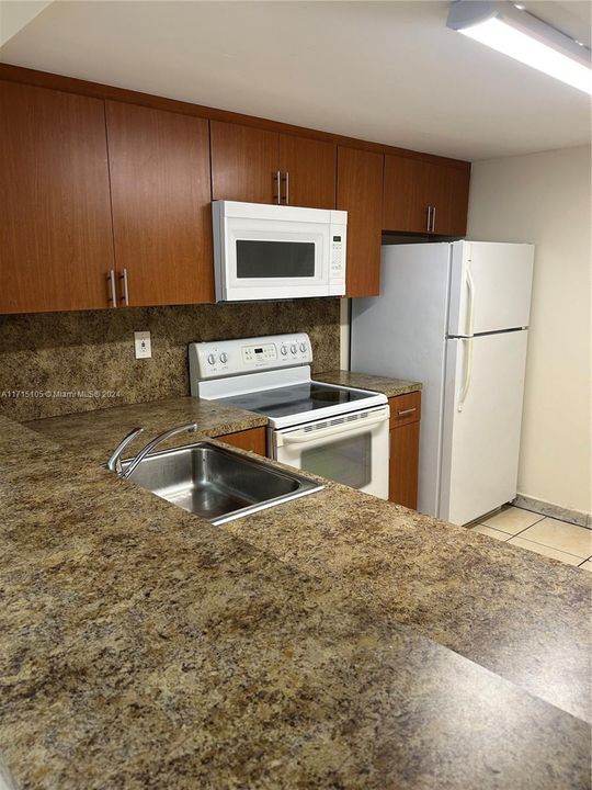 For Rent: $1,600 (1 beds, 1 baths, 820 Square Feet)