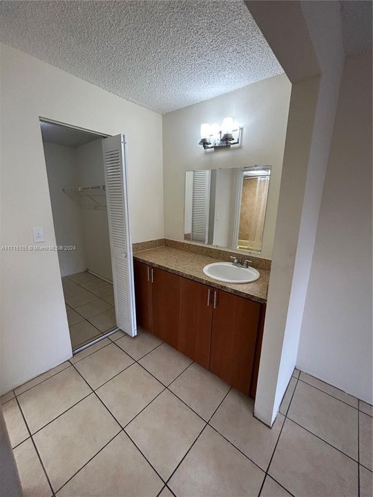 For Rent: $1,600 (1 beds, 1 baths, 820 Square Feet)