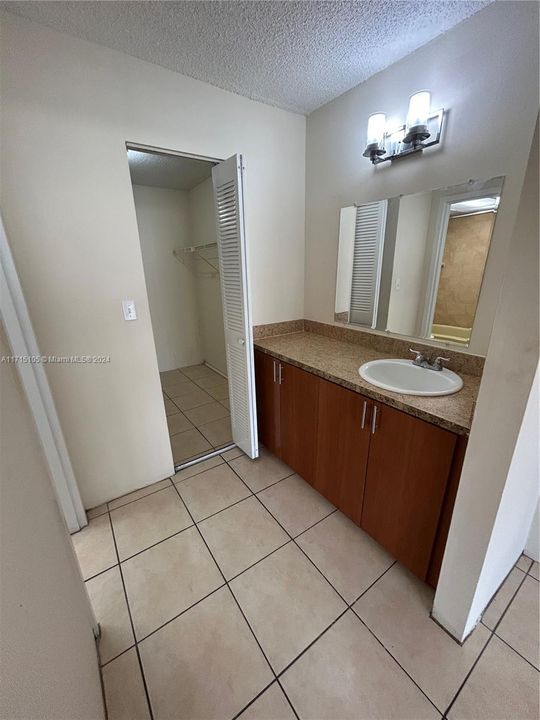 For Rent: $1,600 (1 beds, 1 baths, 820 Square Feet)