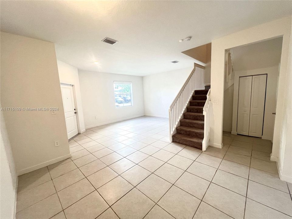 For Rent: $2,700 (3 beds, 2 baths, 1612 Square Feet)