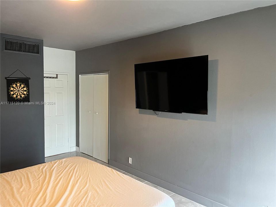 For Sale: $415,000 (1 beds, 1 baths, 831 Square Feet)