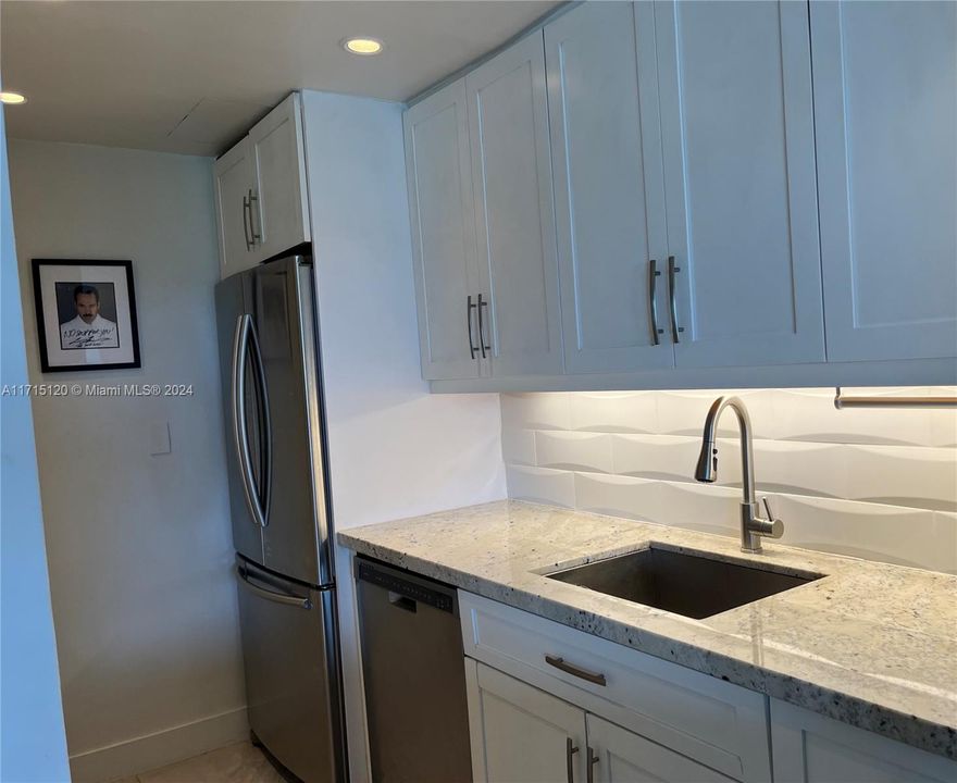 For Sale: $415,000 (1 beds, 1 baths, 831 Square Feet)