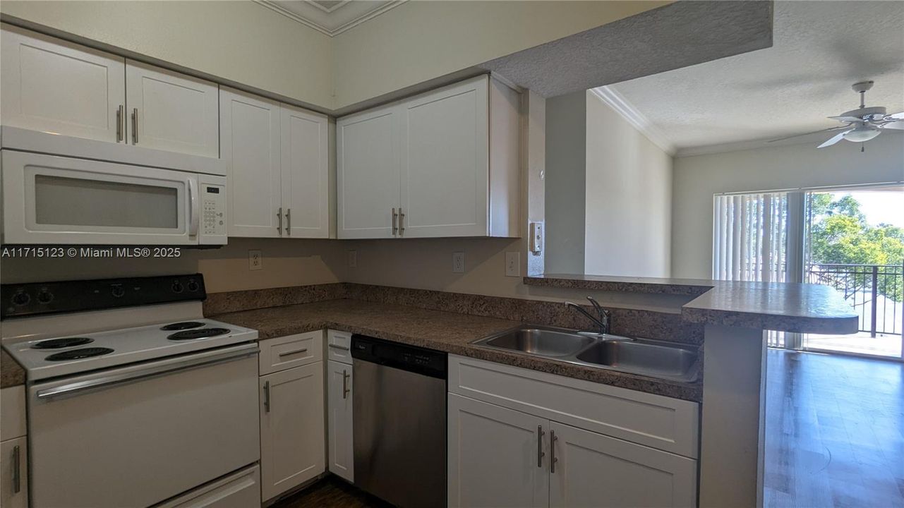 For Rent: $1,900 (1 beds, 1 baths, 690 Square Feet)