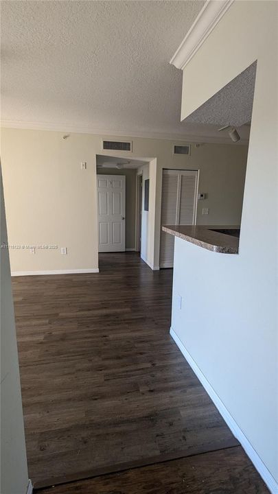 For Rent: $1,900 (1 beds, 1 baths, 690 Square Feet)