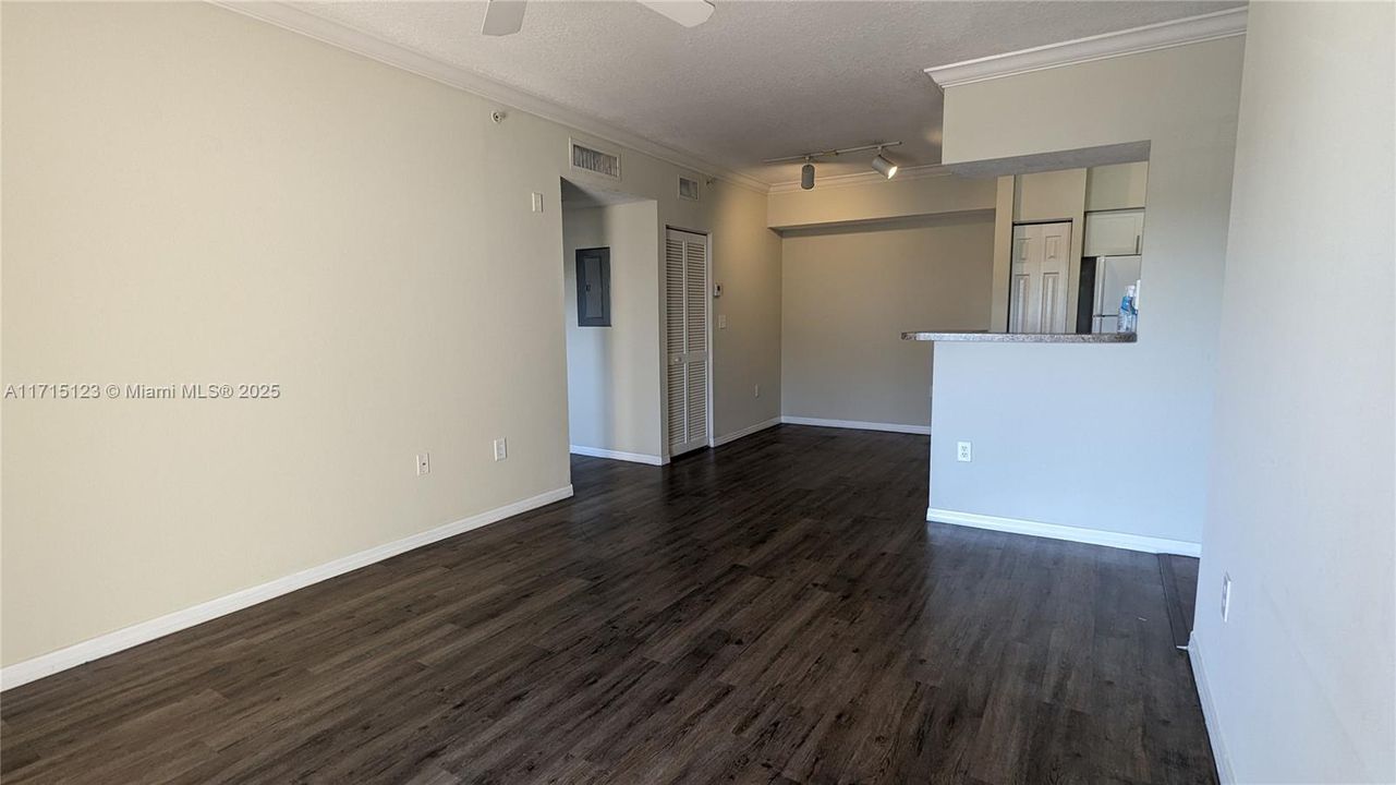 For Rent: $1,900 (1 beds, 1 baths, 690 Square Feet)