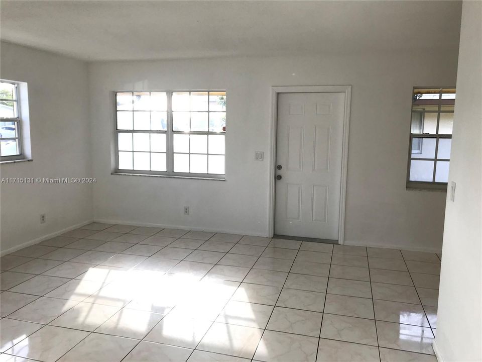 For Rent: $2,000 (2 beds, 1 baths, 920 Square Feet)