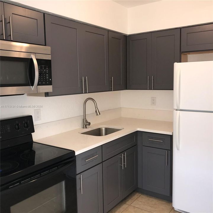 For Rent: $2,000 (2 beds, 1 baths, 920 Square Feet)