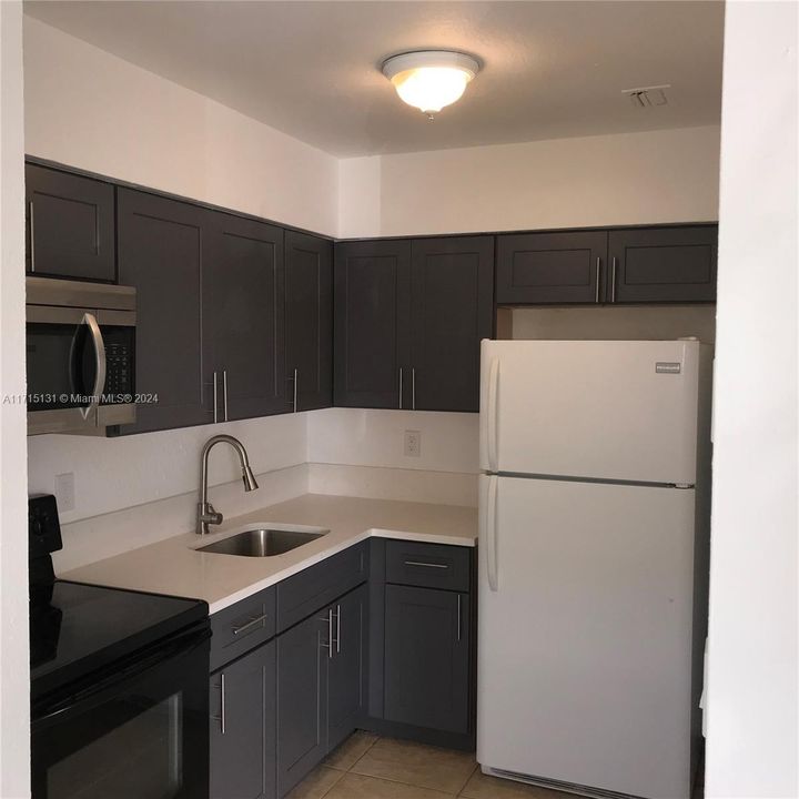 For Rent: $2,000 (2 beds, 1 baths, 920 Square Feet)