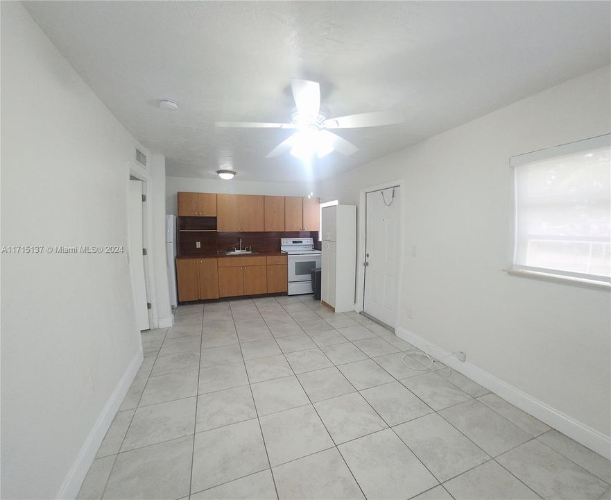 For Rent: $2,100 (1 beds, 1 baths, 924 Square Feet)