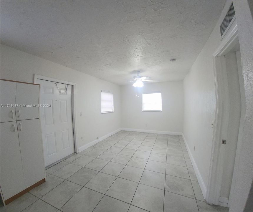 For Rent: $2,100 (1 beds, 1 baths, 924 Square Feet)