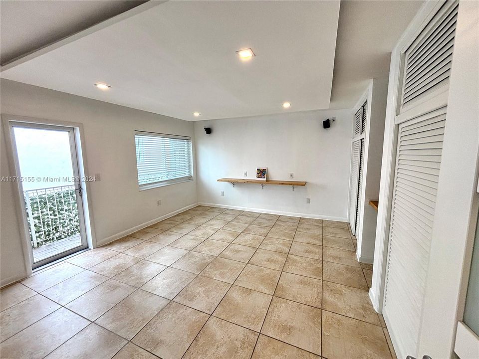 For Sale: $289,000 (1 beds, 1 baths, 731 Square Feet)