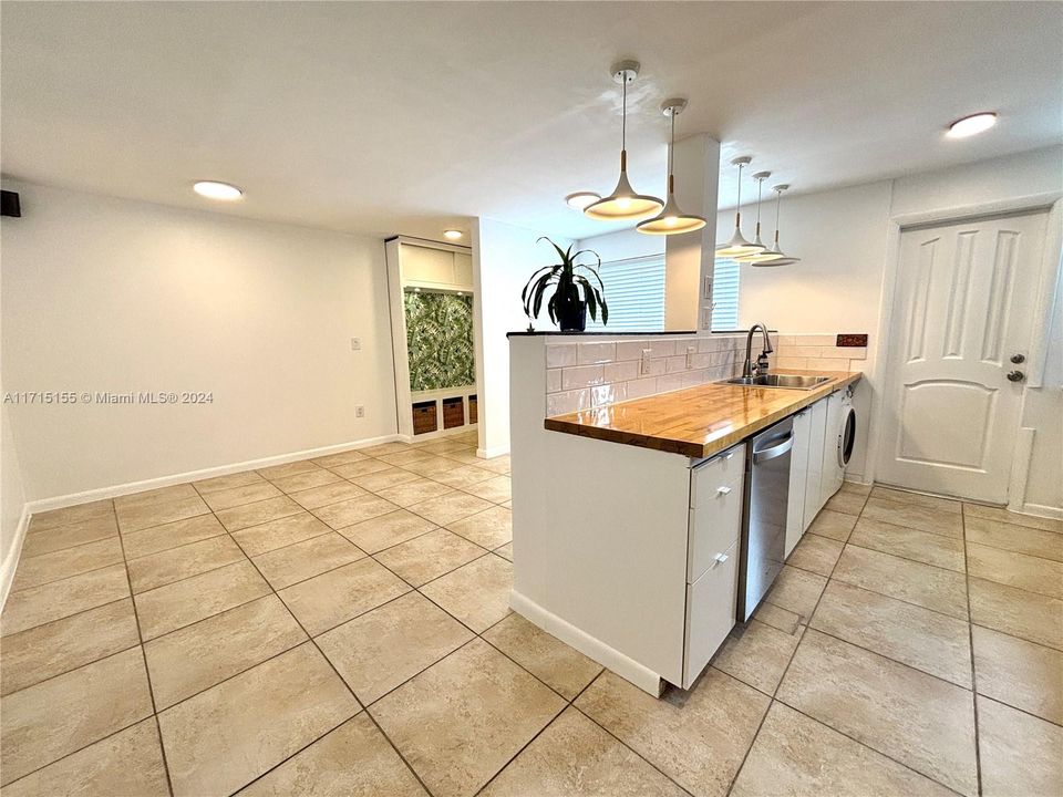 For Sale: $289,000 (1 beds, 1 baths, 731 Square Feet)