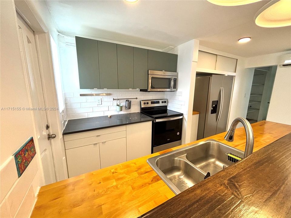 For Sale: $289,000 (1 beds, 1 baths, 731 Square Feet)