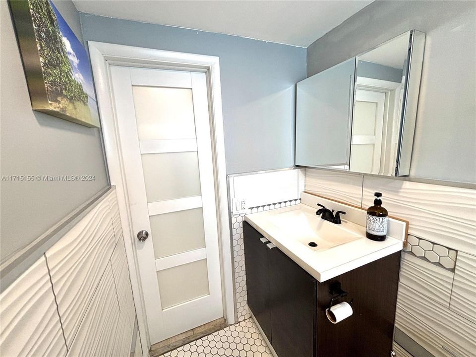 For Sale: $289,000 (1 beds, 1 baths, 731 Square Feet)