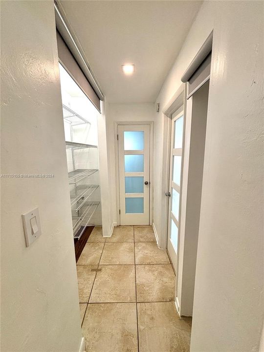 For Sale: $289,000 (1 beds, 1 baths, 731 Square Feet)