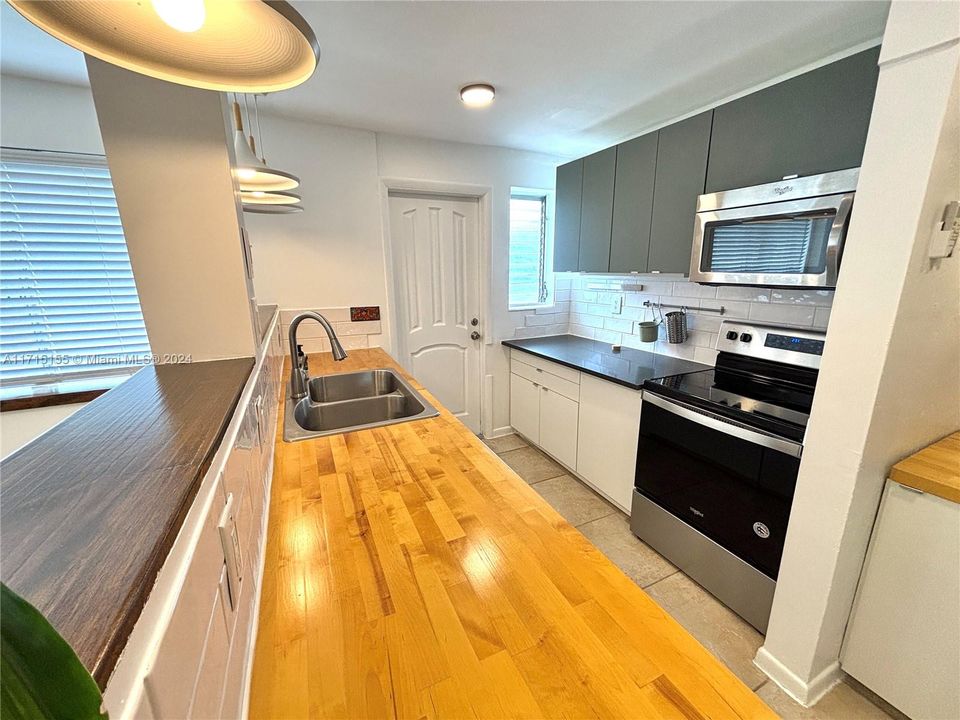 For Sale: $289,000 (1 beds, 1 baths, 731 Square Feet)