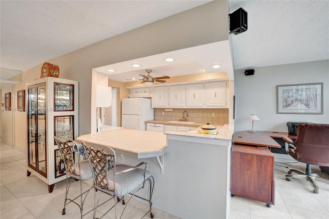 For Sale: $289,900 (2 beds, 2 baths, 1210 Square Feet)