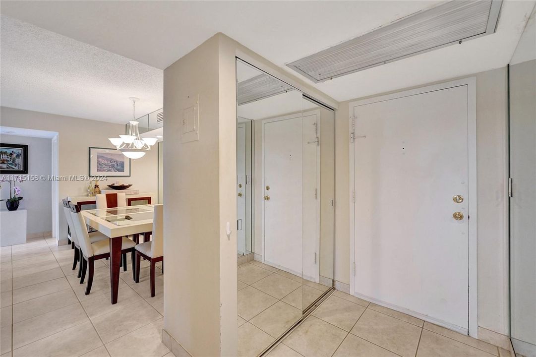 For Sale: $289,900 (2 beds, 2 baths, 1210 Square Feet)