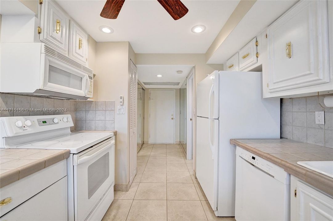 For Sale: $289,900 (2 beds, 2 baths, 1210 Square Feet)