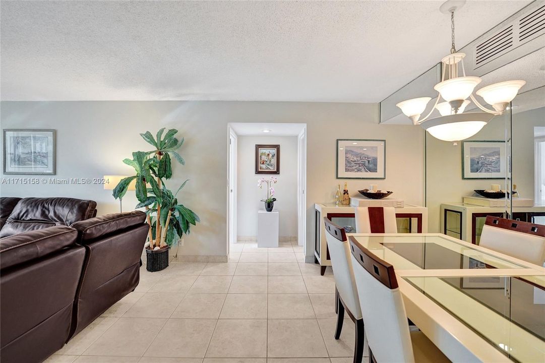 For Sale: $289,900 (2 beds, 2 baths, 1210 Square Feet)