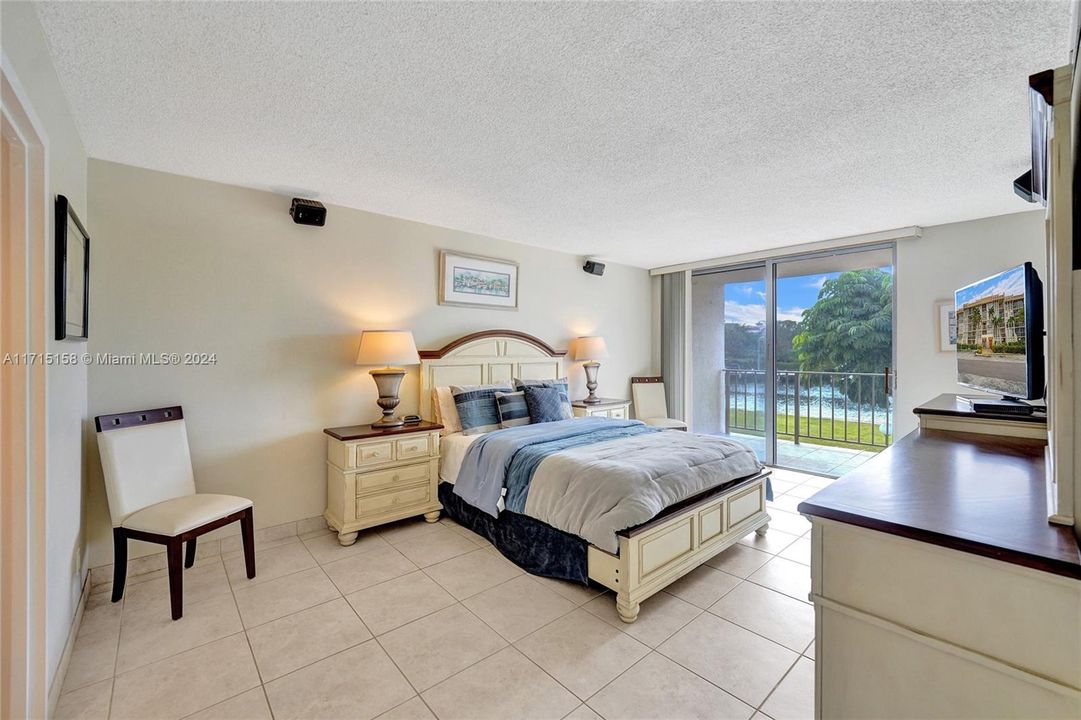 For Sale: $289,900 (2 beds, 2 baths, 1210 Square Feet)