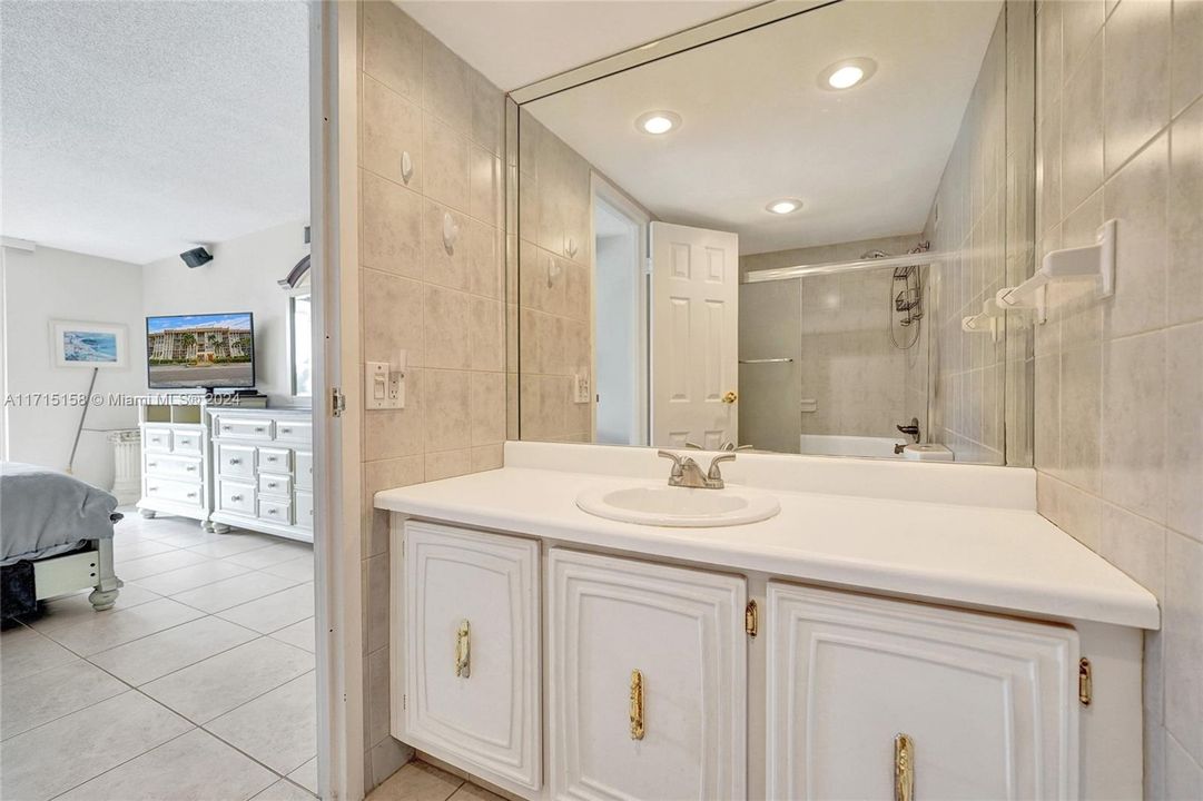 For Sale: $289,900 (2 beds, 2 baths, 1210 Square Feet)