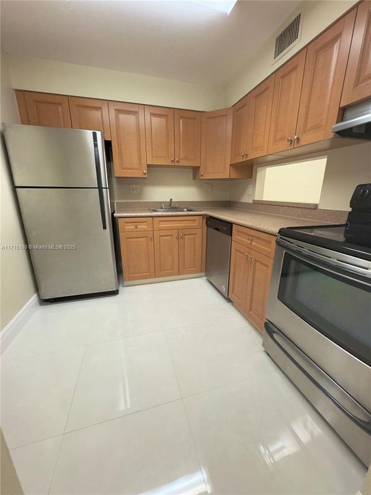 For Rent: $1,950 (1 beds, 1 baths, 810 Square Feet)