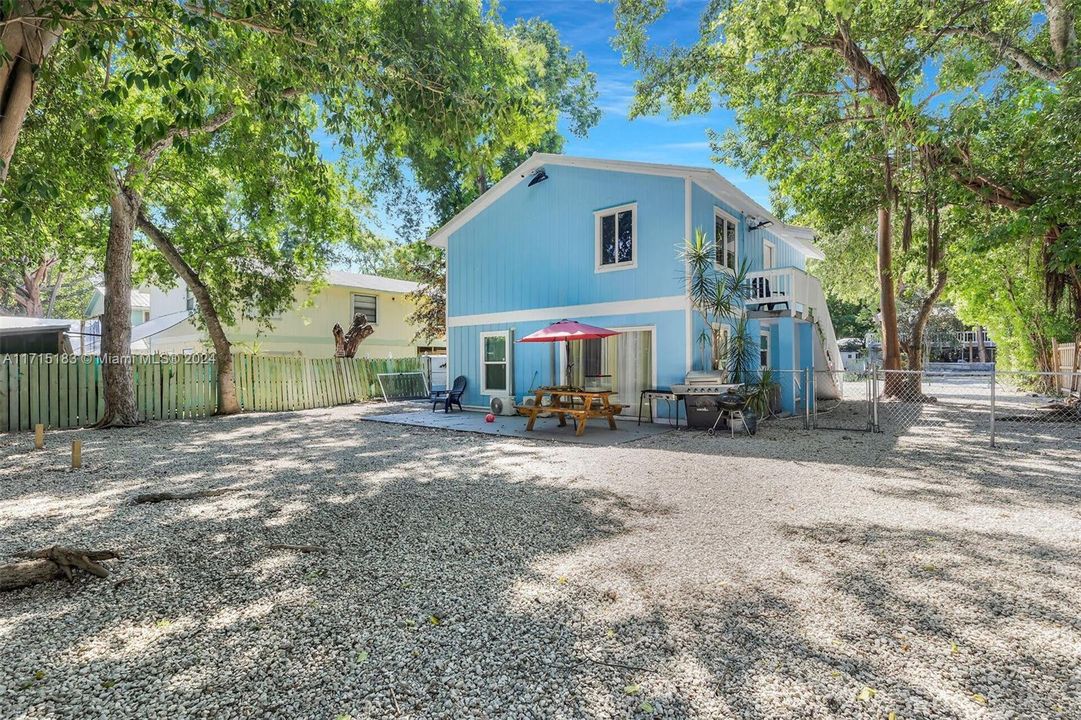 For Sale: $849,000 (4 beds, 2 baths, 800 Square Feet)