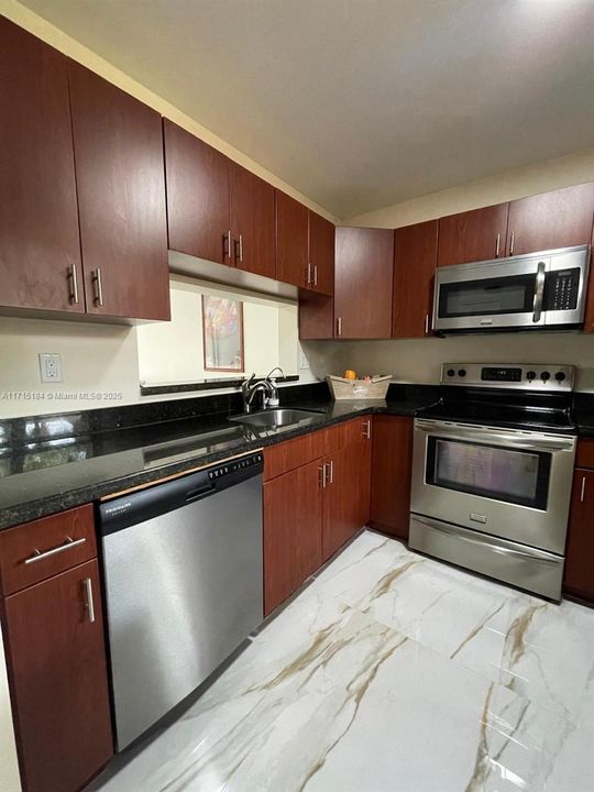 For Rent: $2,500 (2 beds, 2 baths, 936 Square Feet)