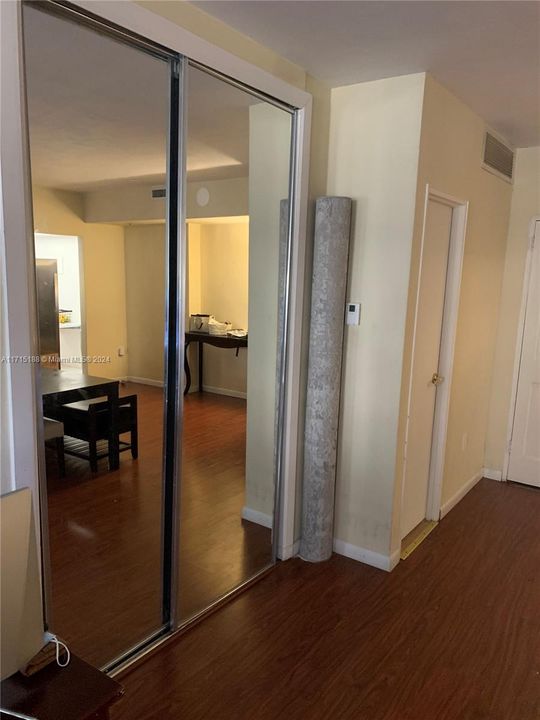 For Rent: $2,500 (1 beds, 1 baths, 993 Square Feet)