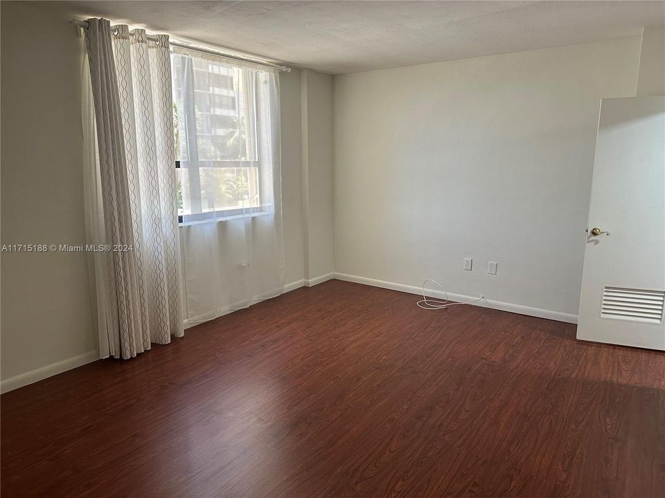 For Rent: $2,500 (1 beds, 1 baths, 993 Square Feet)