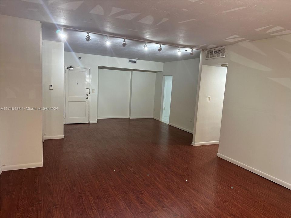 For Rent: $2,500 (1 beds, 1 baths, 993 Square Feet)