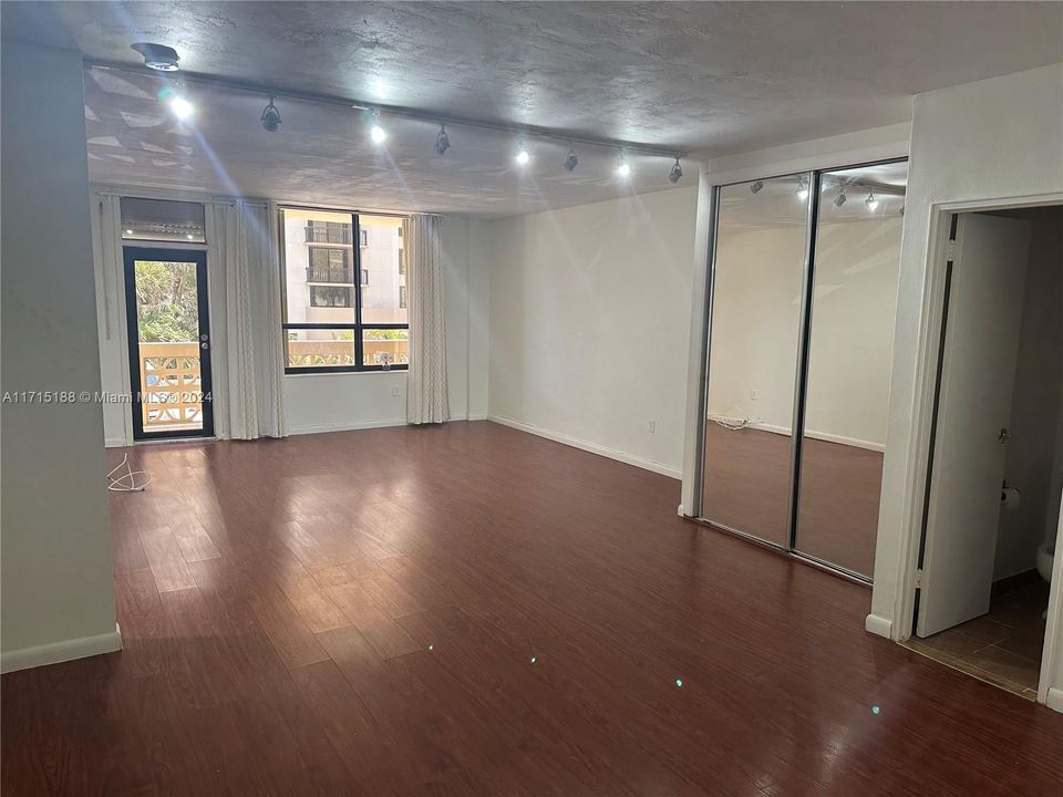 For Rent: $2,500 (1 beds, 1 baths, 993 Square Feet)