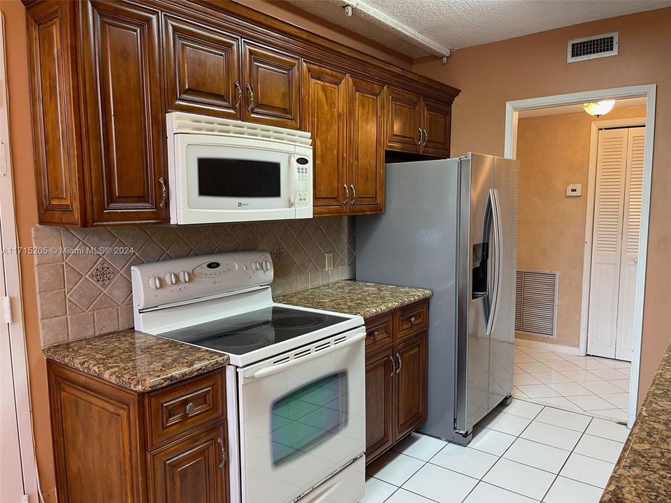 For Sale: $239,998 (2 beds, 2 baths, 1284 Square Feet)