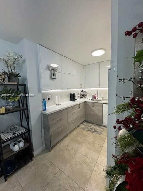 Active With Contract: $2,100 (1 beds, 1 baths, 700 Square Feet)