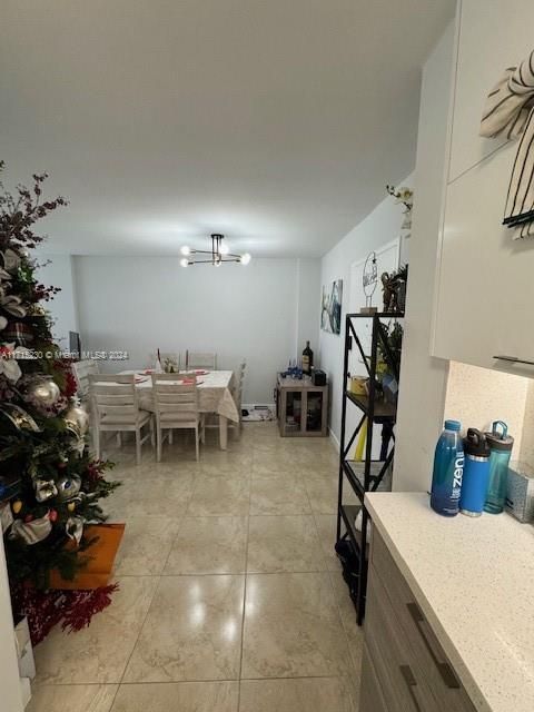 Active With Contract: $2,100 (1 beds, 1 baths, 700 Square Feet)